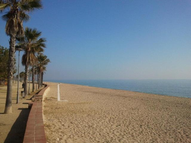Apartamentos Mitus Canet De Mar Bagian luar foto