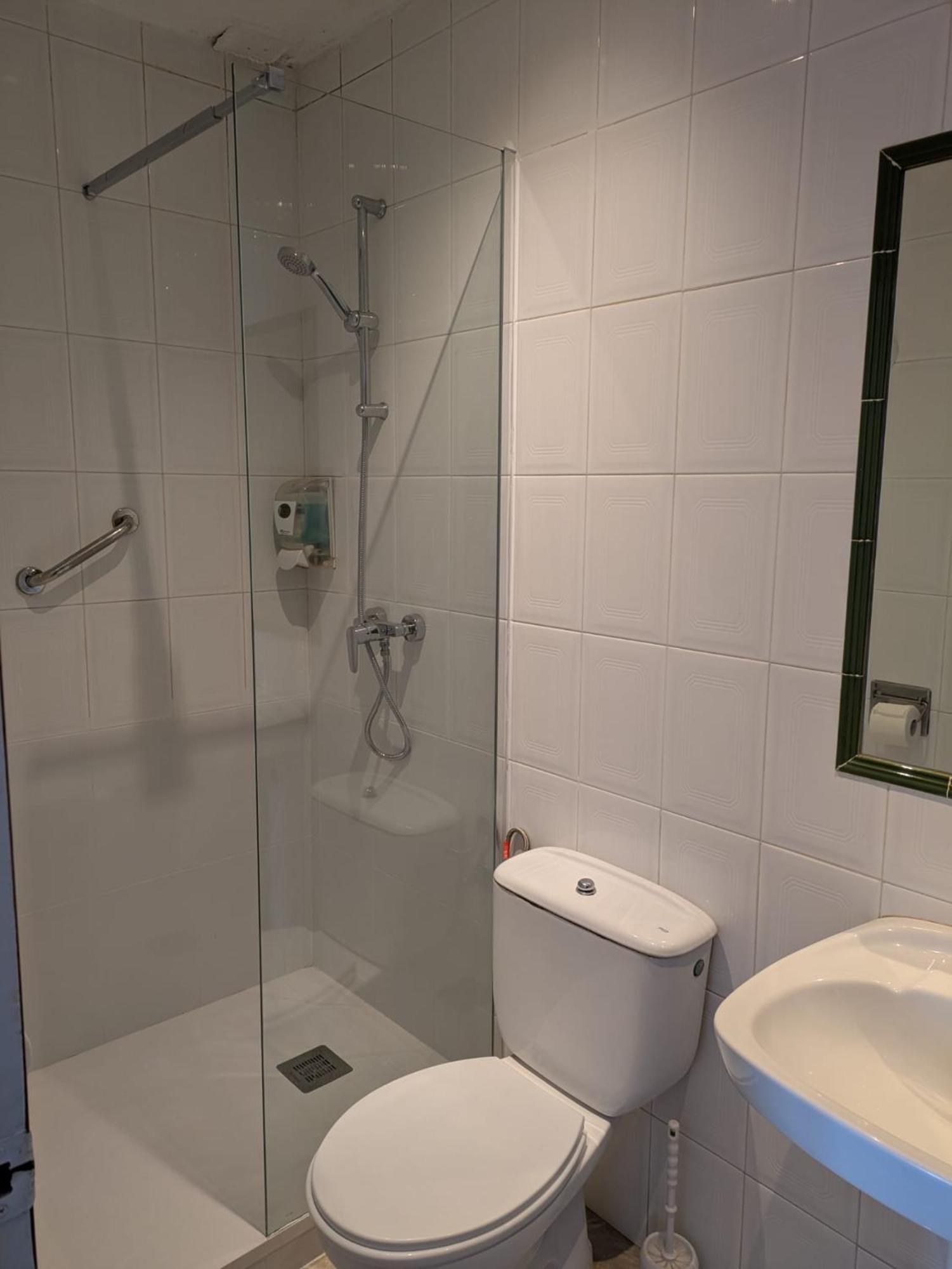 Apartamentos Mitus Canet De Mar Bagian luar foto