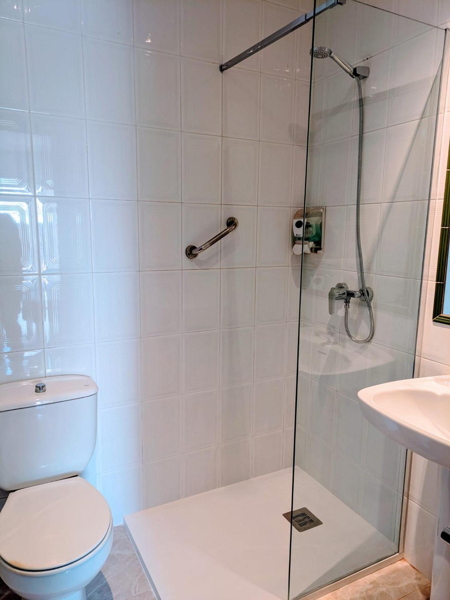 Apartamentos Mitus Canet De Mar Bagian luar foto
